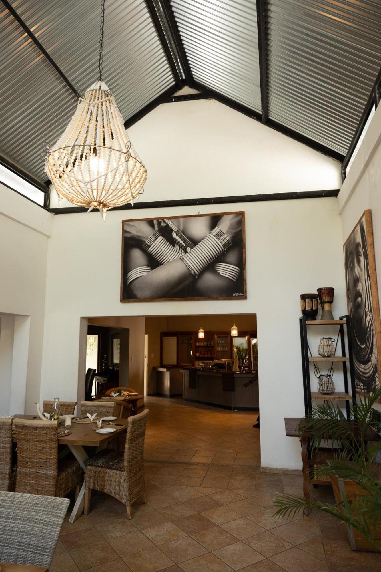 Out Of Africa Town Lodge Очиваронго Екстериор снимка
