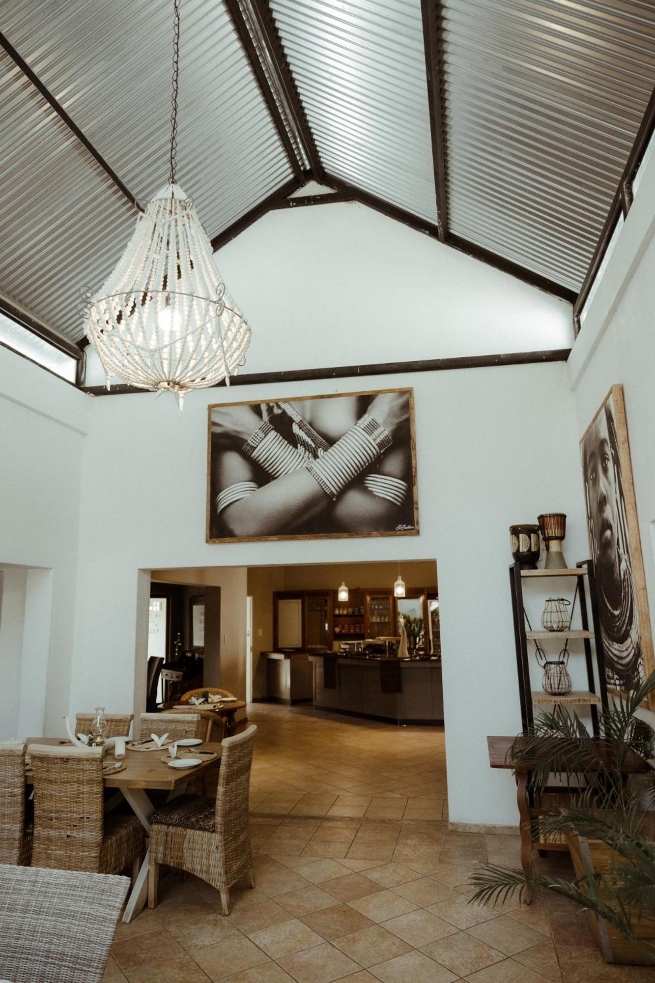 Out Of Africa Town Lodge Очиваронго Екстериор снимка