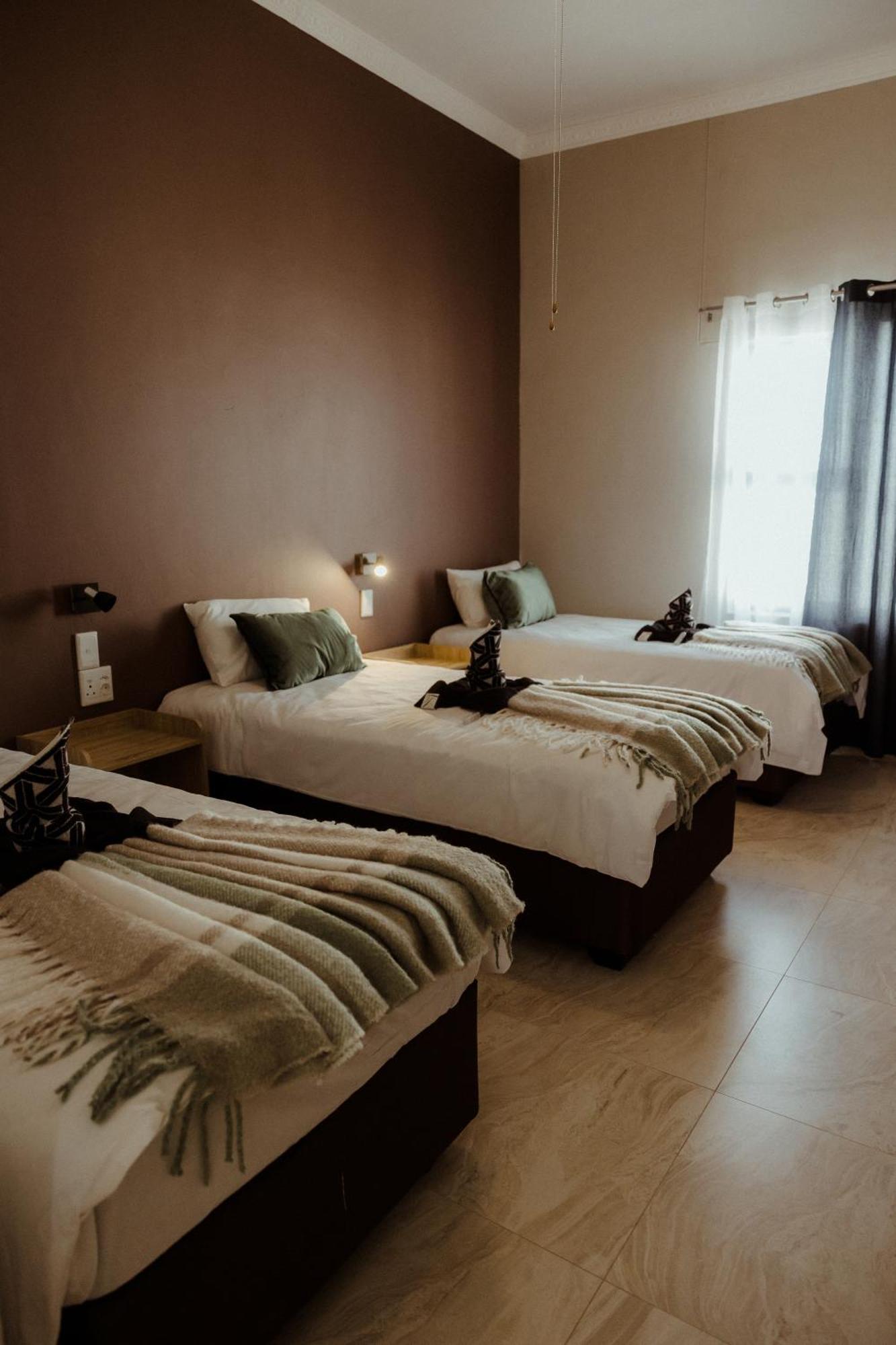 Out Of Africa Town Lodge Очиваронго Екстериор снимка