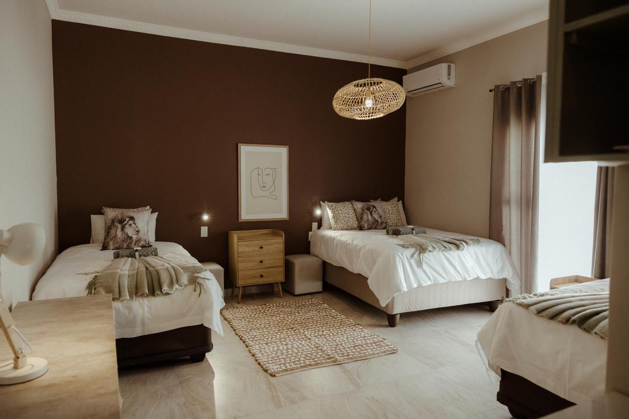 Out Of Africa Town Lodge Очиваронго Екстериор снимка