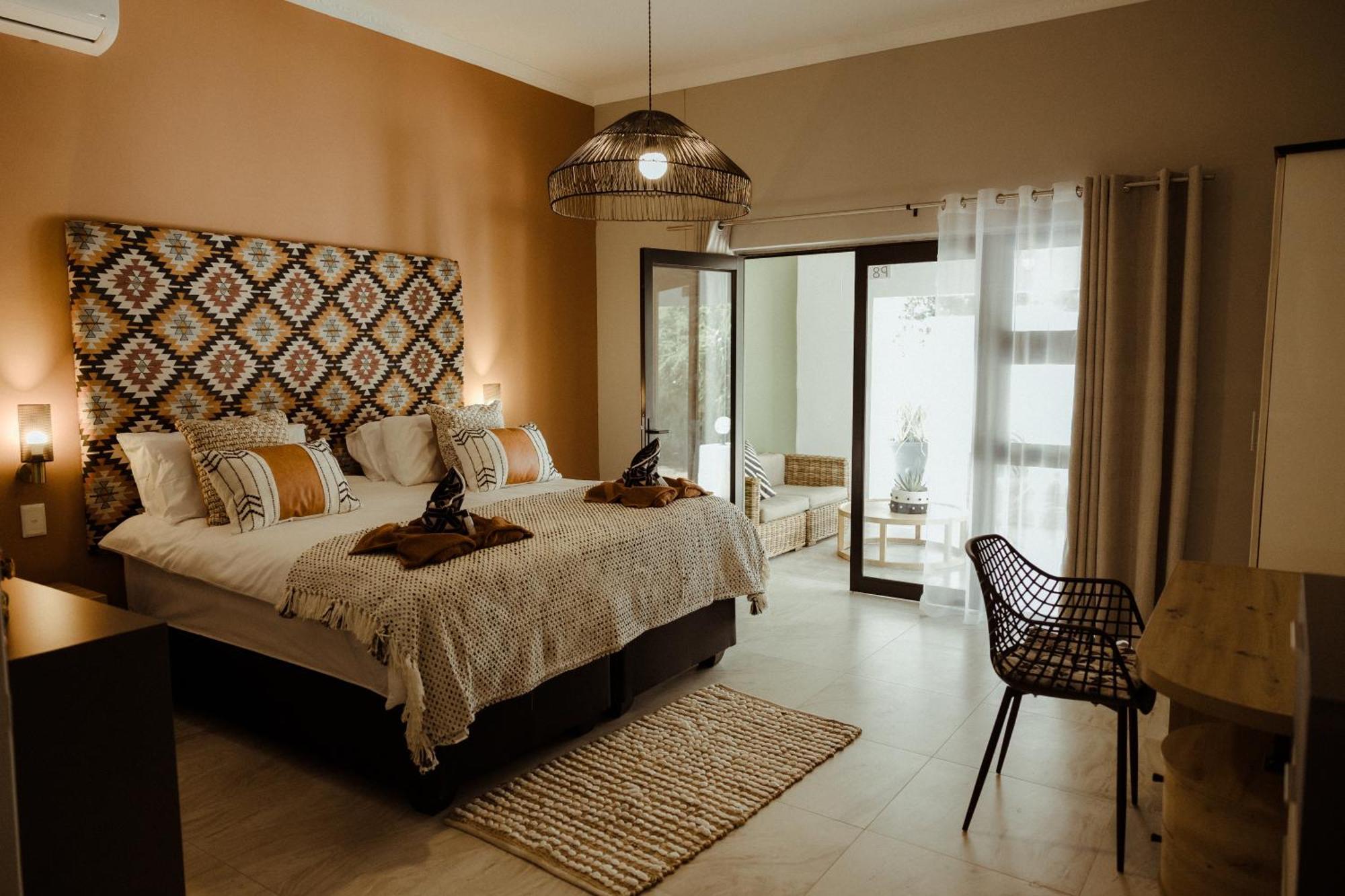 Out Of Africa Town Lodge Очиваронго Екстериор снимка