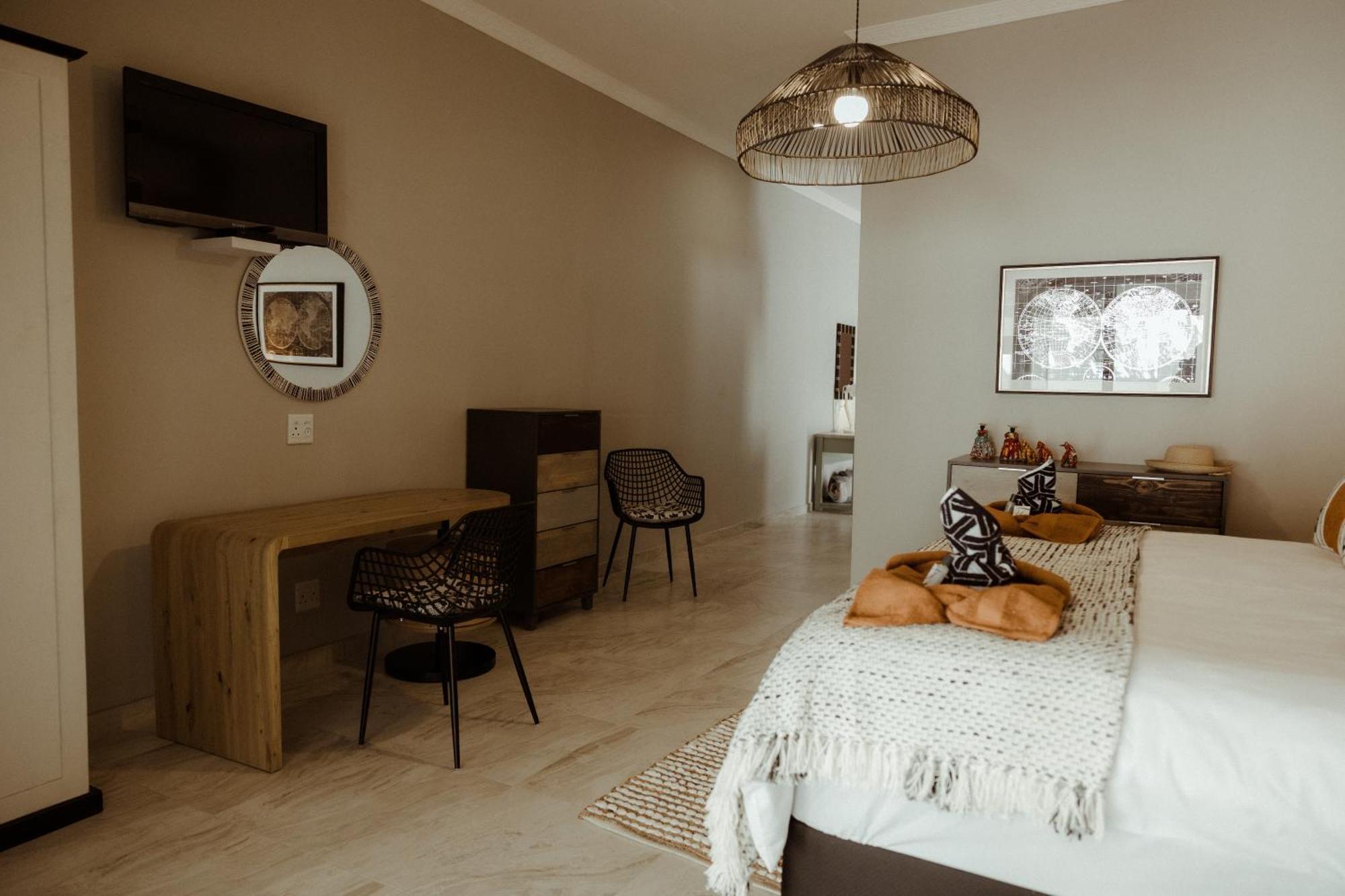 Out Of Africa Town Lodge Очиваронго Екстериор снимка
