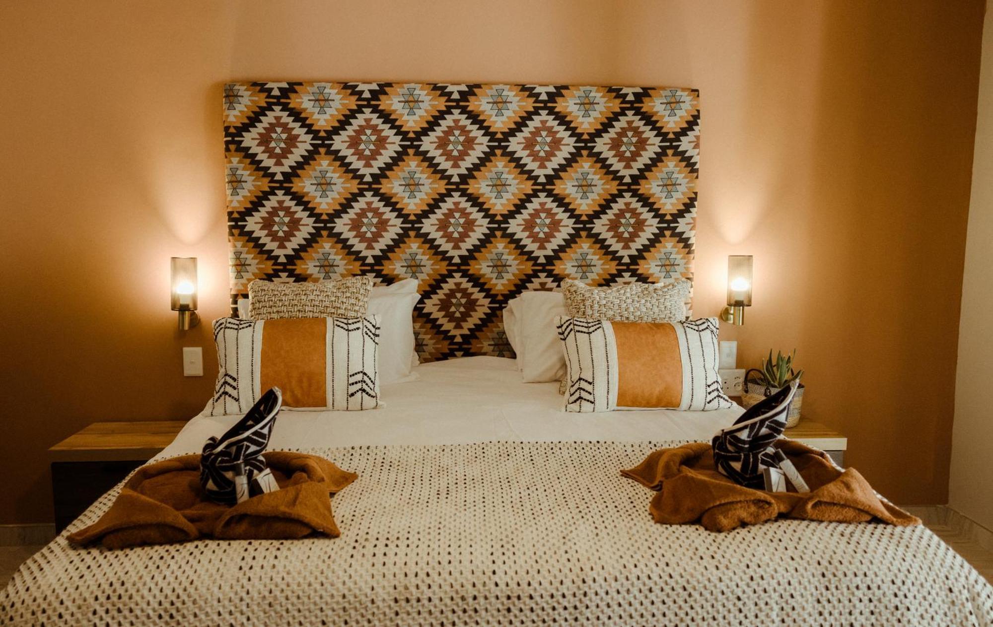 Out Of Africa Town Lodge Очиваронго Екстериор снимка